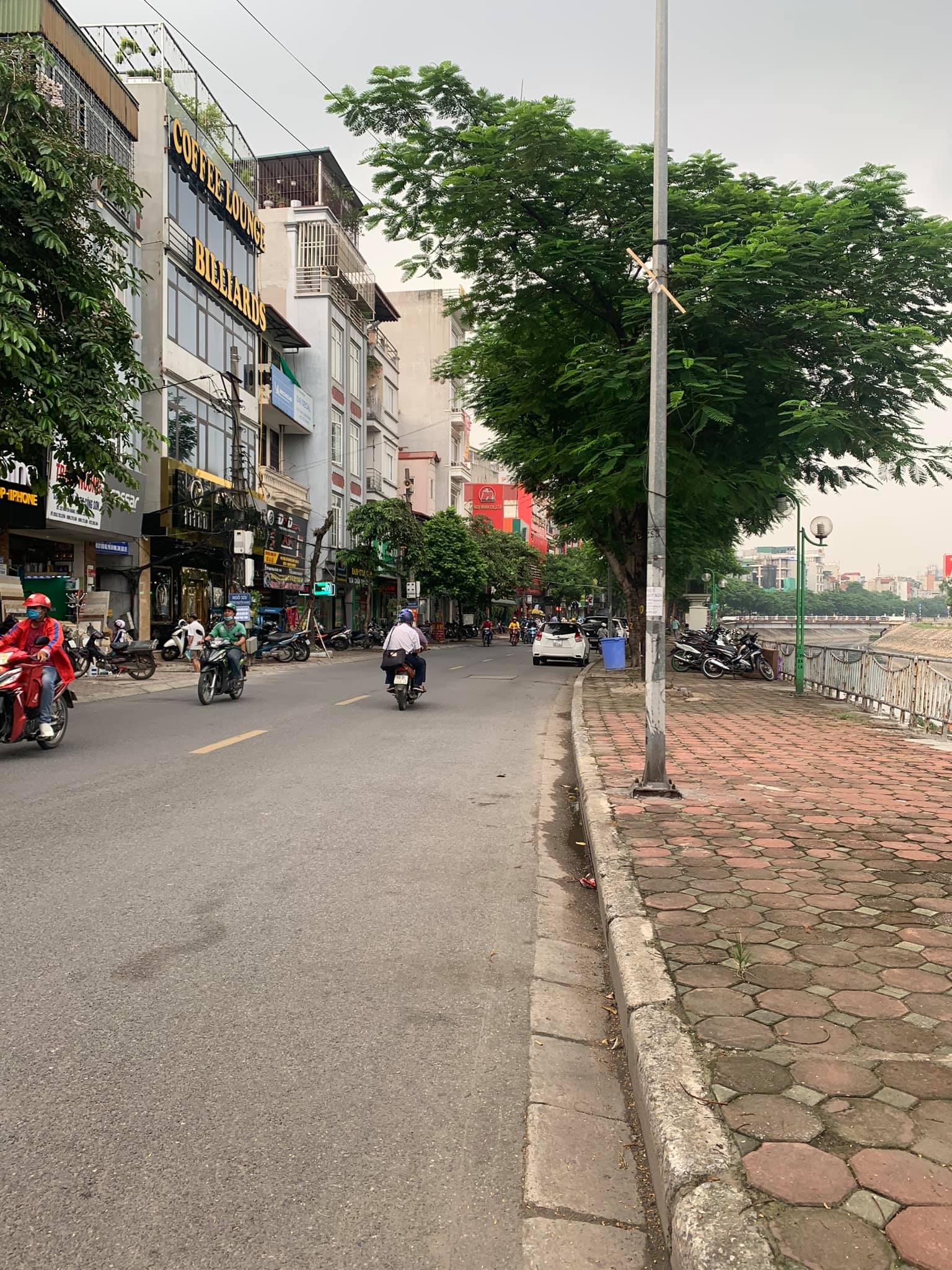 Mặt phố Nguyễn Khang 130 m2x 4T, mặt tiền 8m, view sông, 2 vỉa hè.